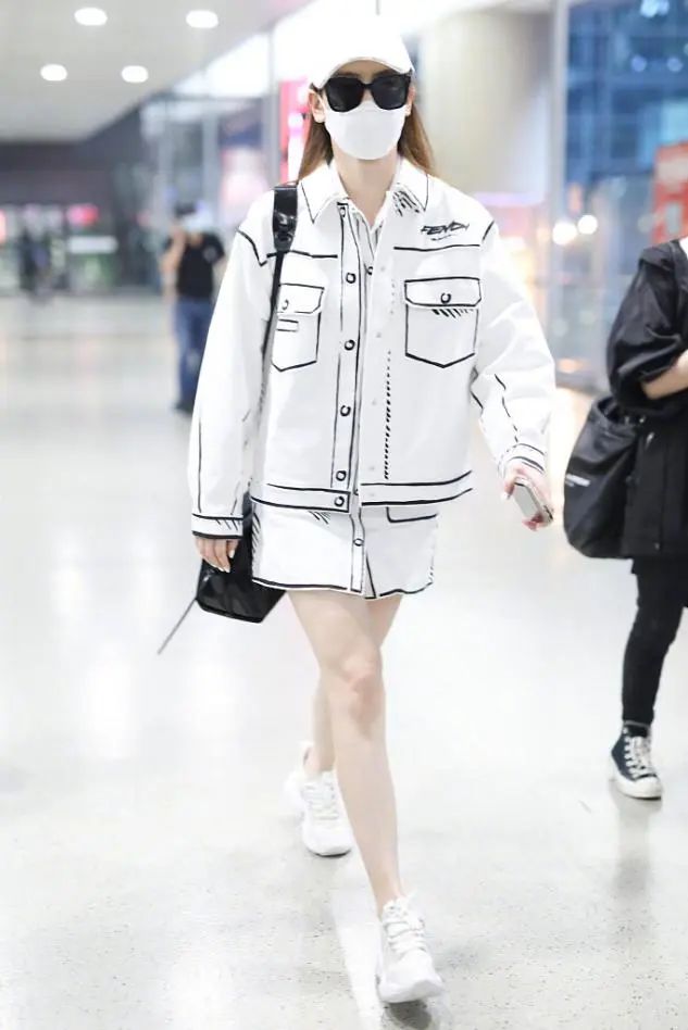 戚薇太个性,嫌领带太长直接剪一半,双丸子头炸毛了