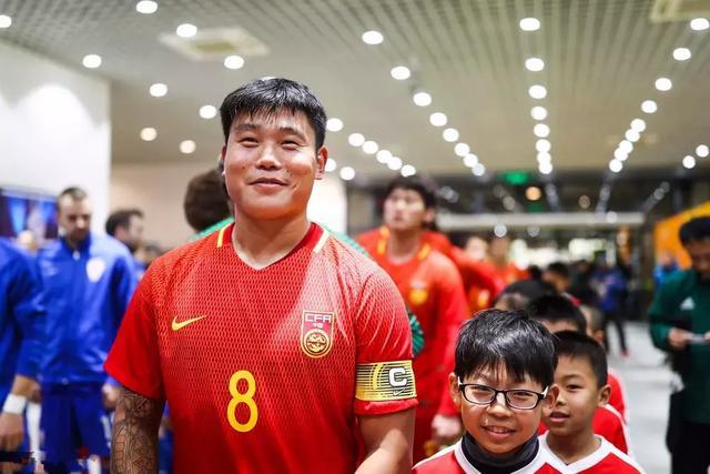 国足开启换血模式：征召海港二将众望所归，35岁郜林仍可一战