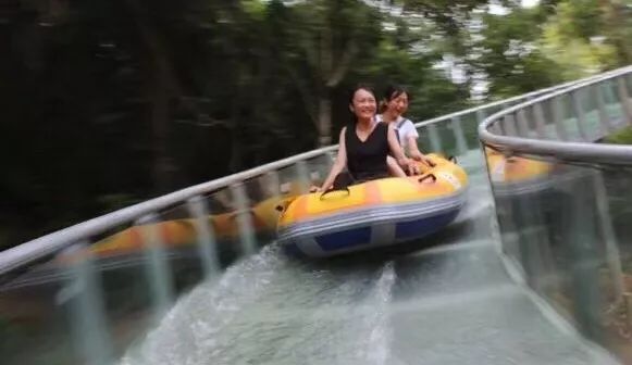 网红景区悬崖秋千,高空秋千尖叫吧