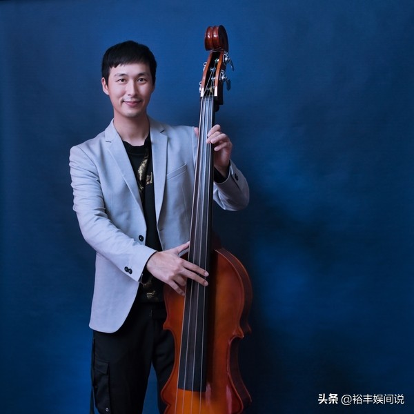 颜爵近照,严爵领奖