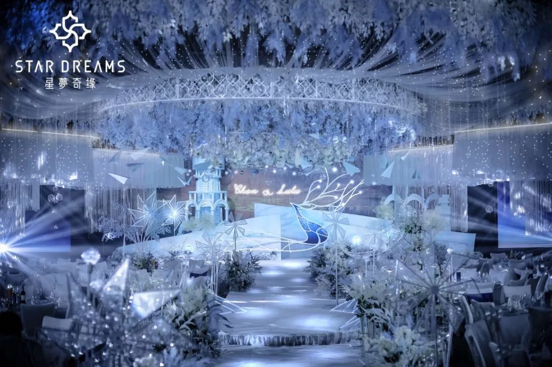把深海的蔚蓝和小鹿眼里的星辰，都揉进了这场婚礼
