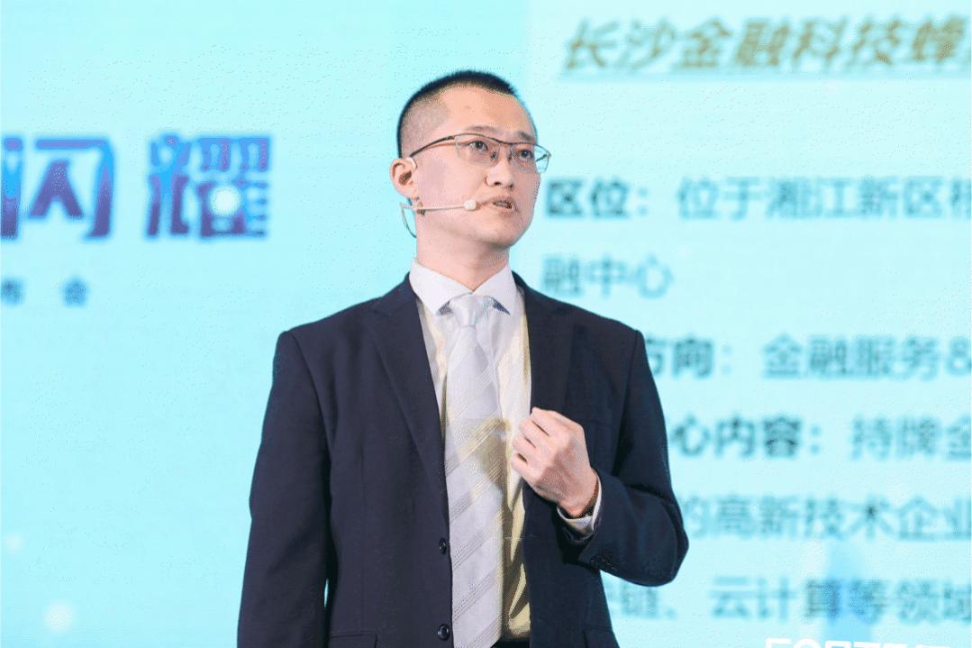 五星闪耀照亮蜂巢城市