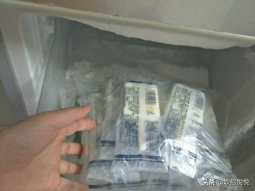 冰淇淋硬怎么变软,冰淇淋冻得太硬怎么办