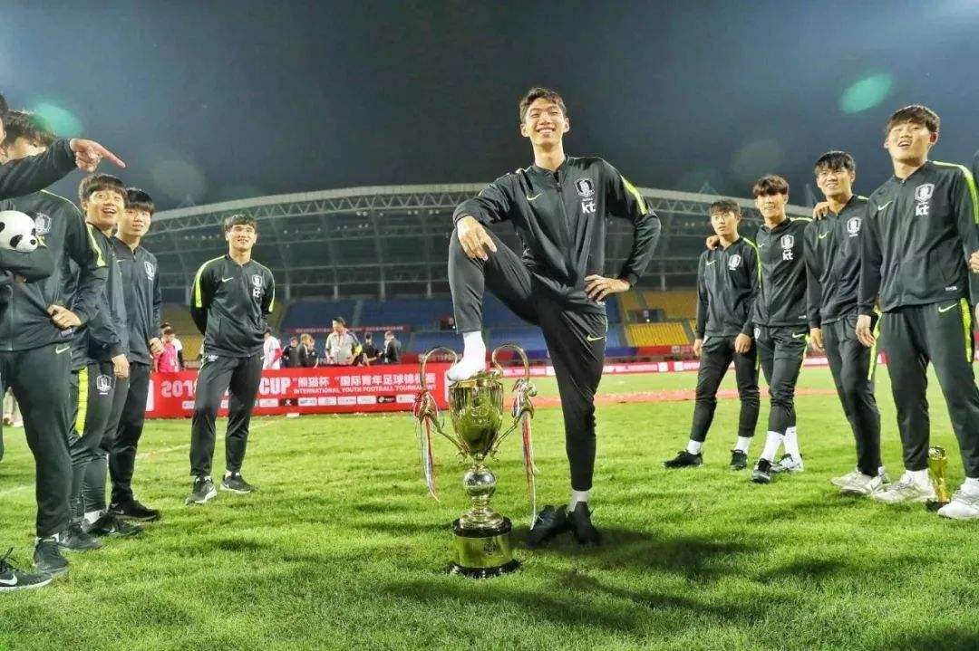 脚踩熊猫杯的韩国球员人民日报,韩国媒体评论韩国球员脚踩熊猫杯