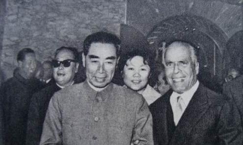 美国记者与周恩来握手，故意掏手帕不停擦手，周总理一招轻松反击