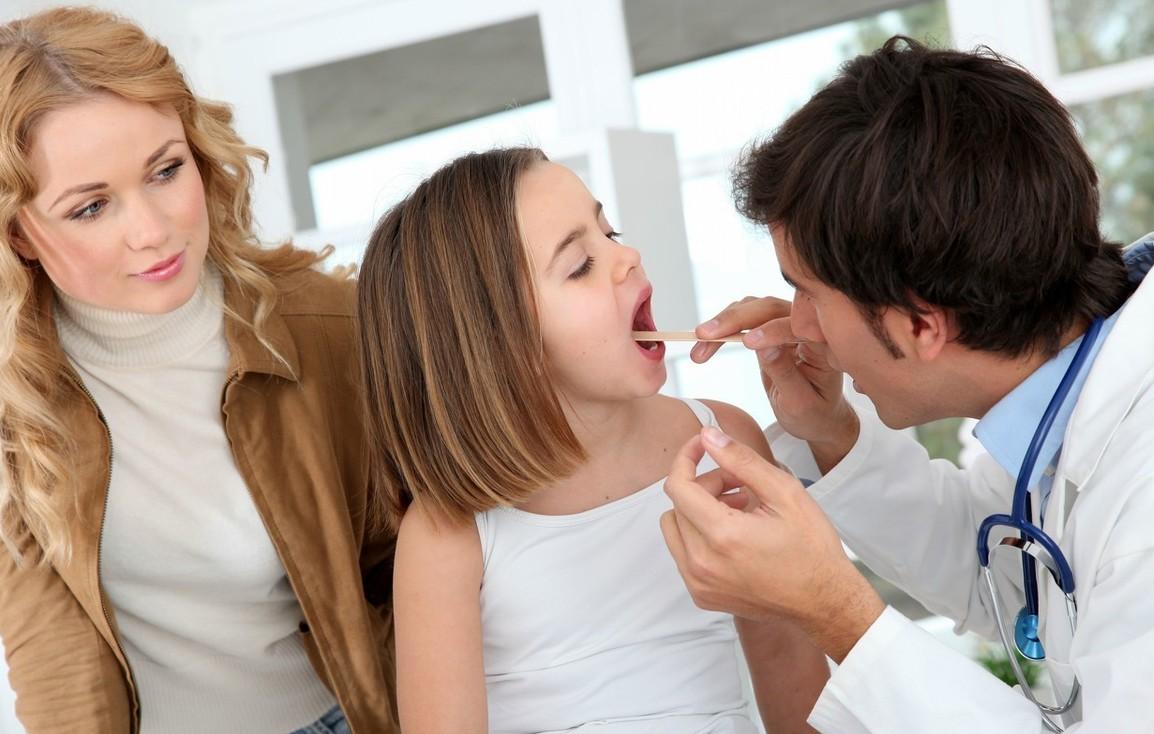 孩子吃饭“咔”到喉咙，该吞咽还是催吐？一步做错，后果会很严重