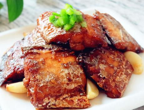 煎鱼时油溅到脸上会留疤吗,煎鱼油溅起来