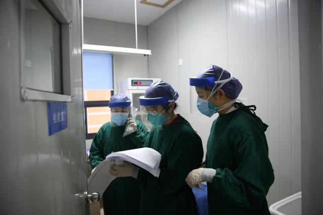 探访隔离病房奋战一线的白衣战士,看望慰问疫情防控一线值守人员