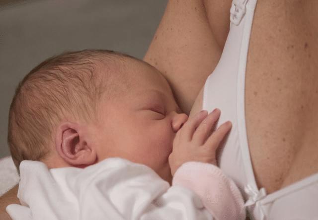 宝宝老是吐奶妈妈应该怎么办,宝宝总是呛奶打嗝