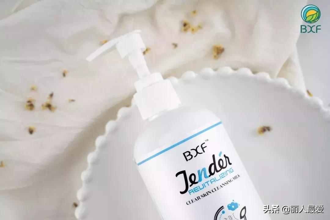 有的女生表面上光鲜亮丽,有的女生表面上白白净净的