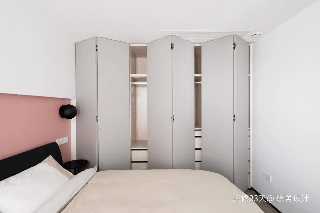 因卧室太小能买一大一小床头柜吗,卧室太小放不下梳妆台