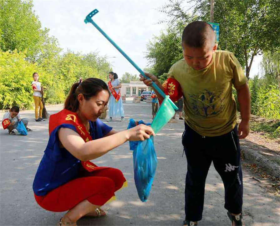 姐弟俩因“地铁坐姿”获赞无数，最好的富养，是孩子有教养