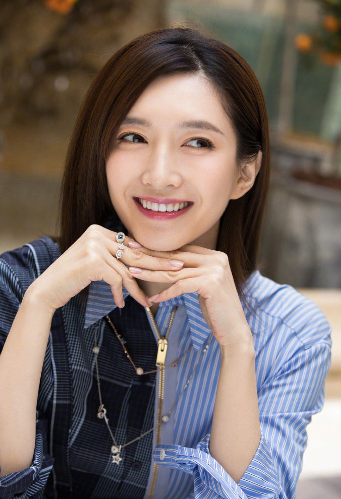 施华洛世奇有天然水晶吗,施华洛世奇的首饰都是仿水晶吗