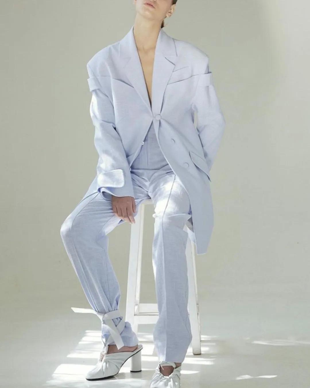 一套西装又正式又休闲,30-35岁女性春季穿搭西装