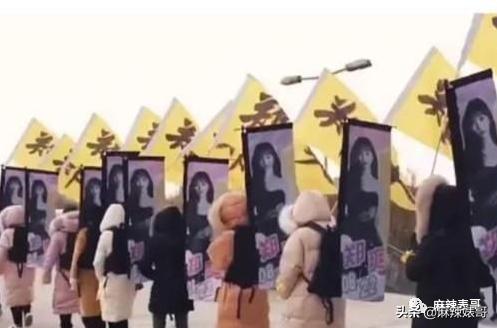 和小鲜肉牵手摸脸，又让人想到他7年前的瓜…