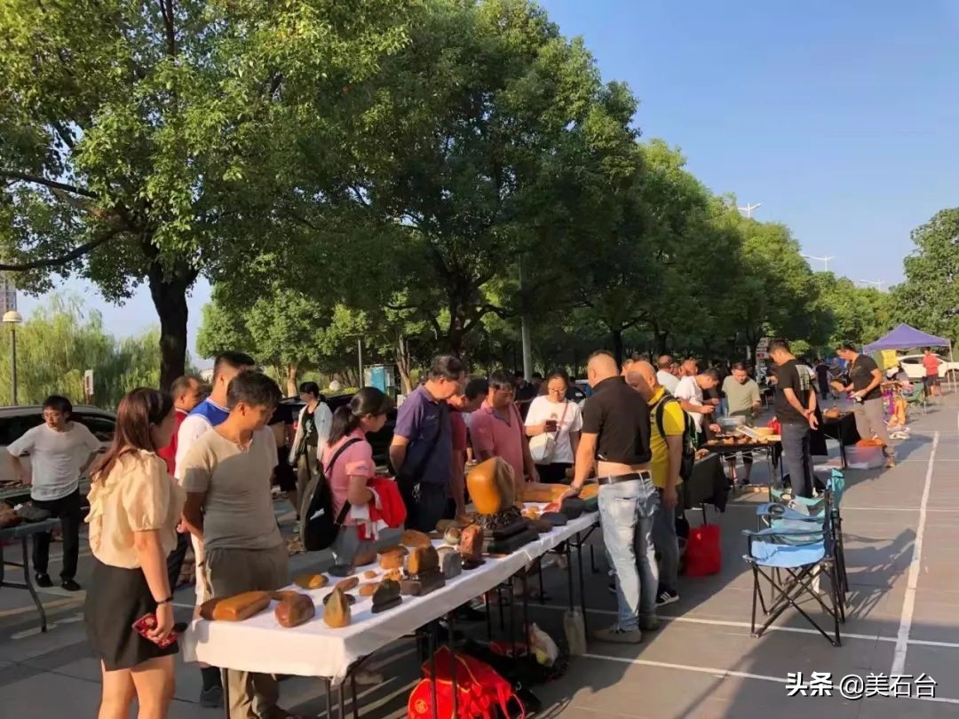 河里发现天价翡翠原石,河里发现一块天价石头