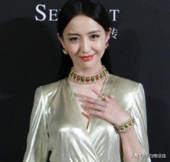 佟丽娅晒身材的方式绝了，一席“银灰色裙”，却是显瘦遮肉利器