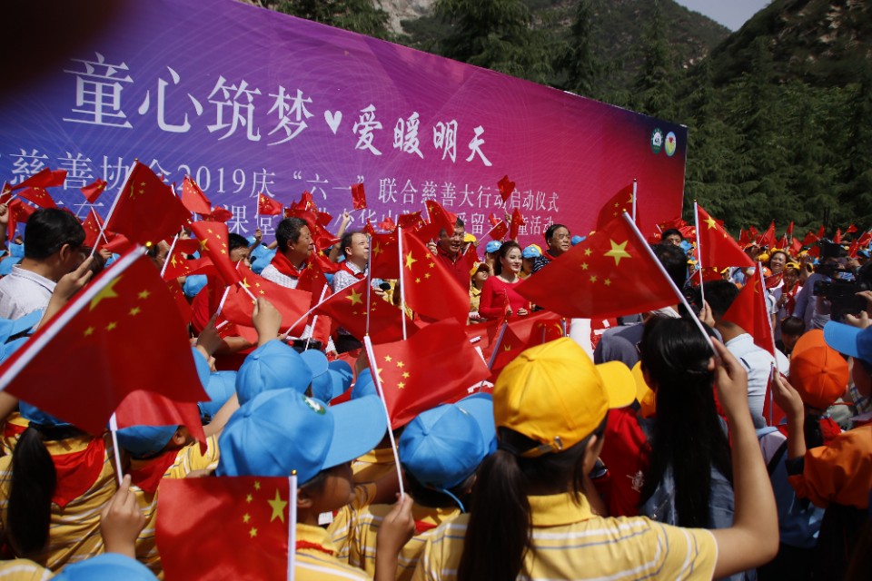 610名可爱的孩子在少华山共绘70米中华龙、千人高歌中国梦！