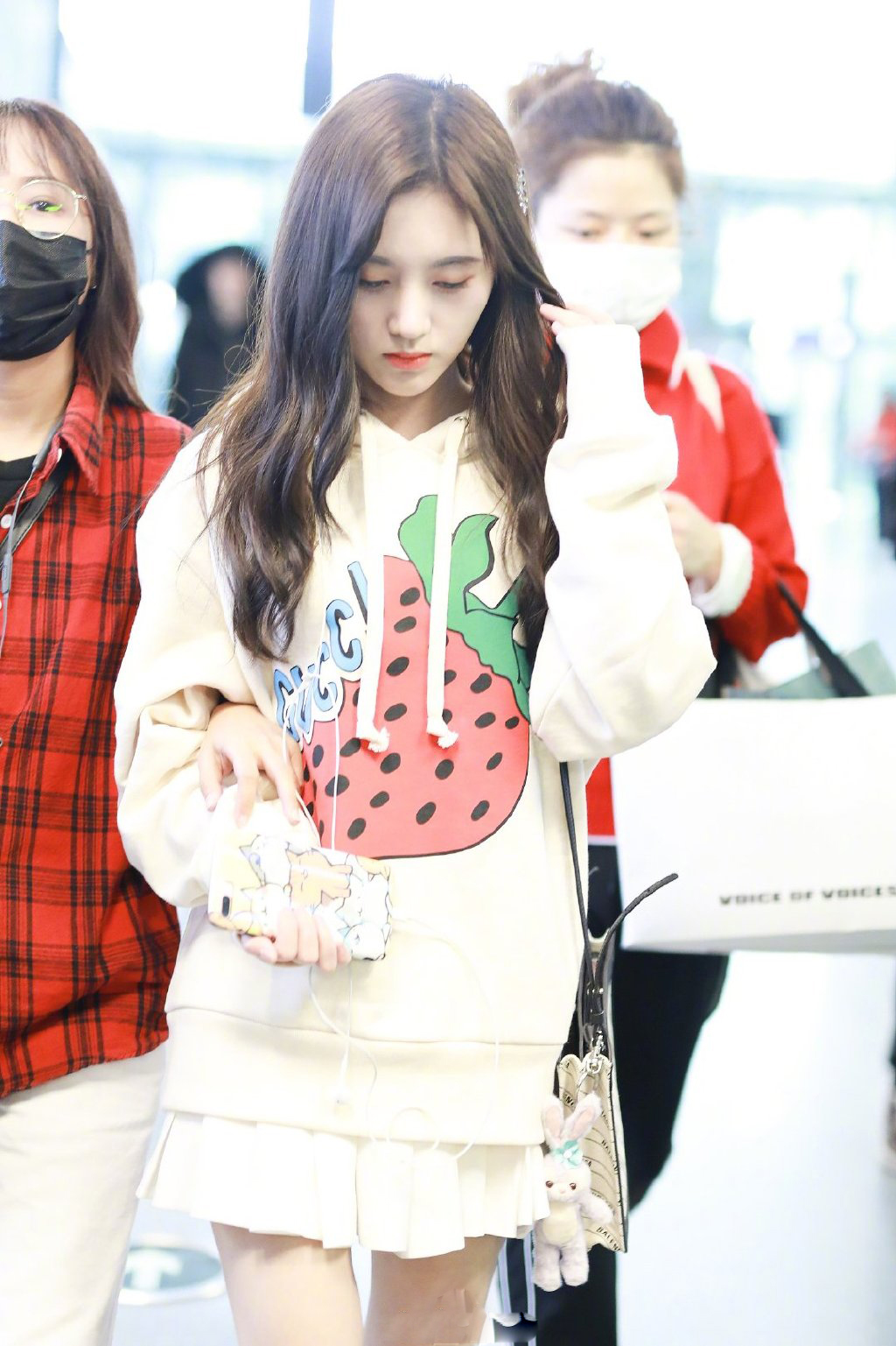 鞠婧祎机场穿搭春装,鞠婧祎机场条纹卫衣