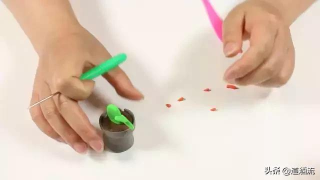 可以贴在墙上用卡纸做的大仙人掌,手工卡纸仙人掌盆栽幼儿园