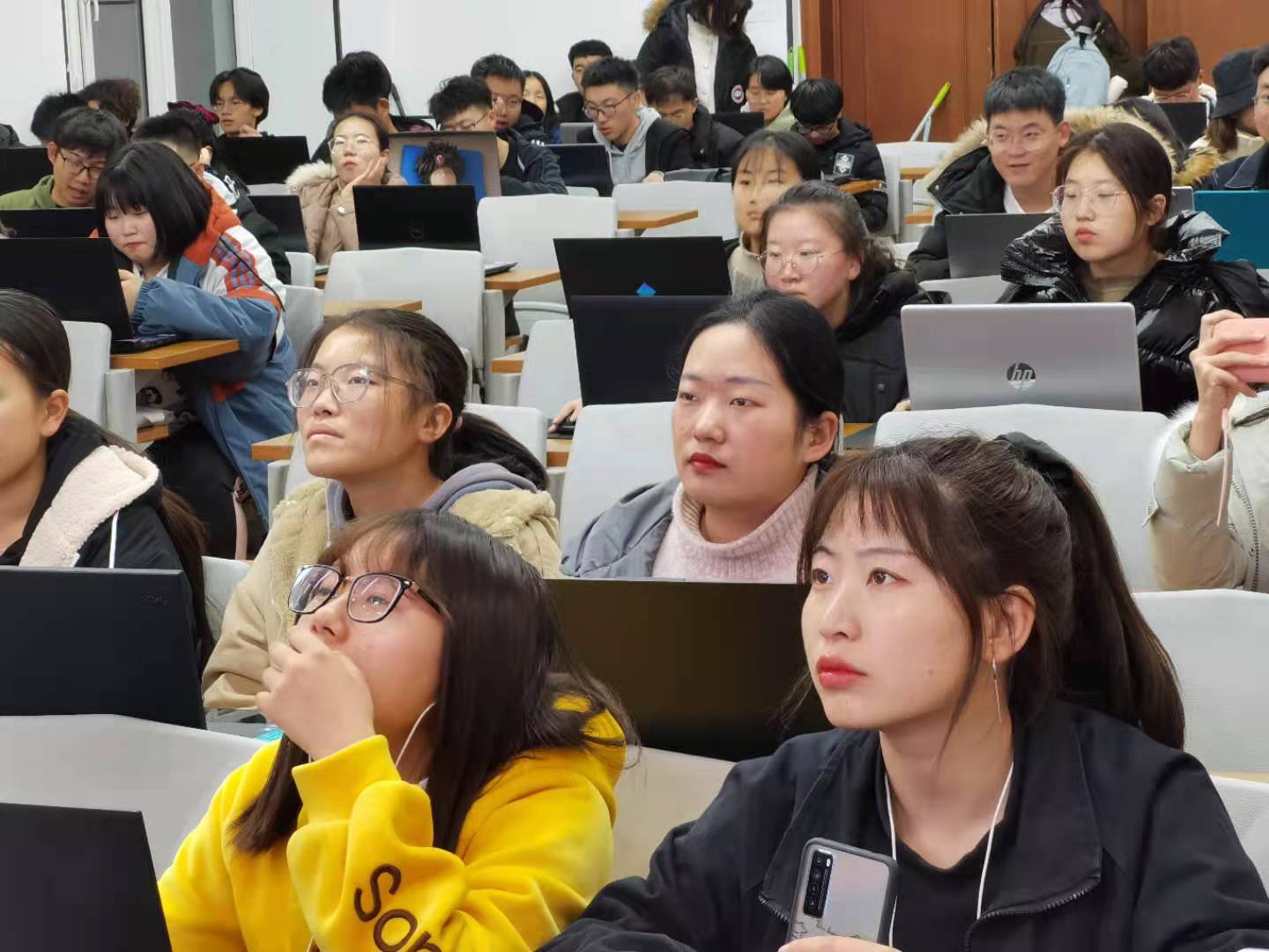 新闻与传播学院的网络与新媒体,新闻与传播学院迎双新