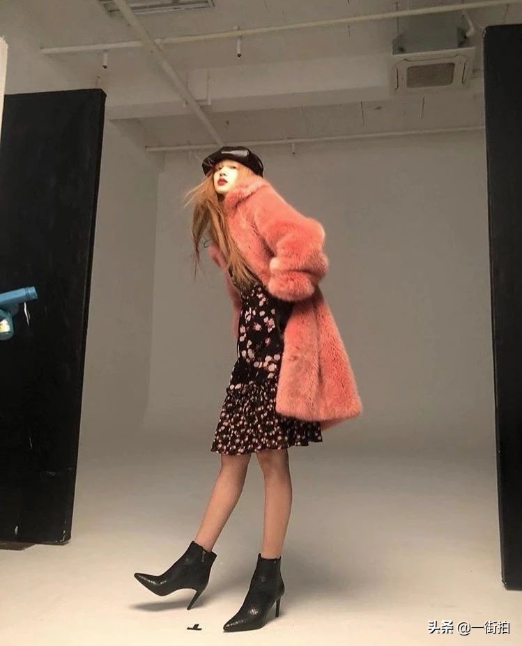 lisa超短裙穿搭,lisa伦敦百褶裙