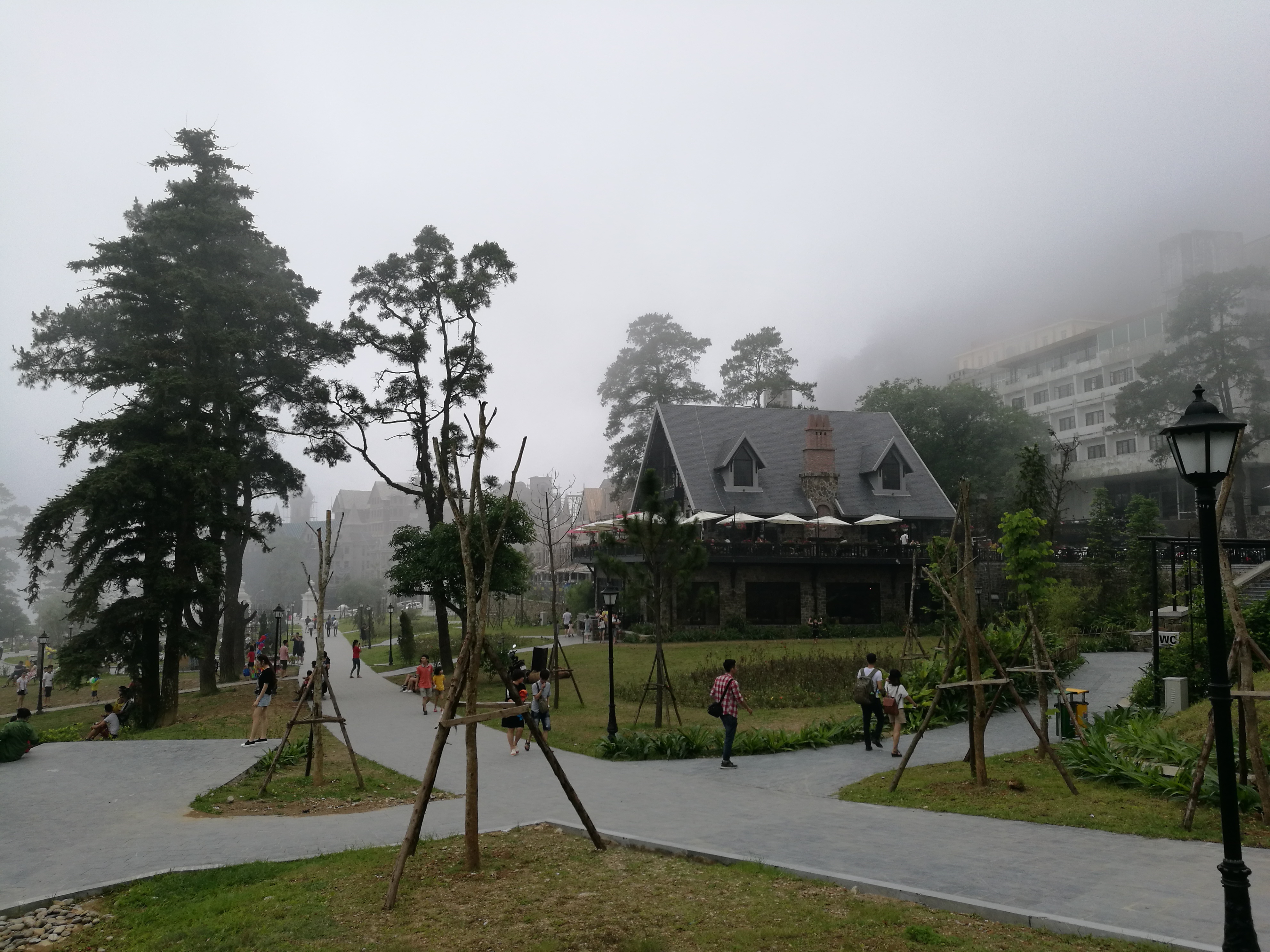 越南小妹独自野外深山探险,越南旅游奇遇记