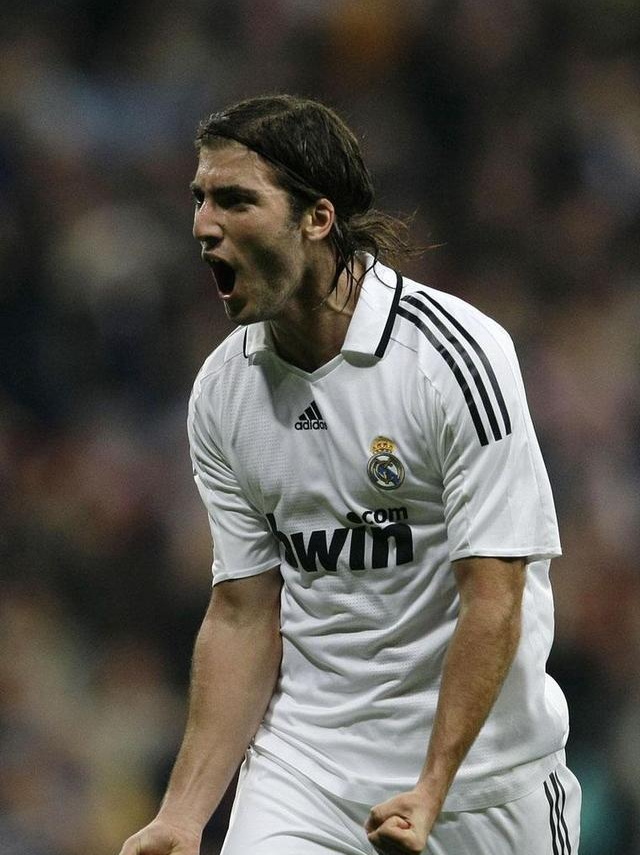 伊瓜因为什么总丢单刀,曾经球场追风少年已变成油腻大叔