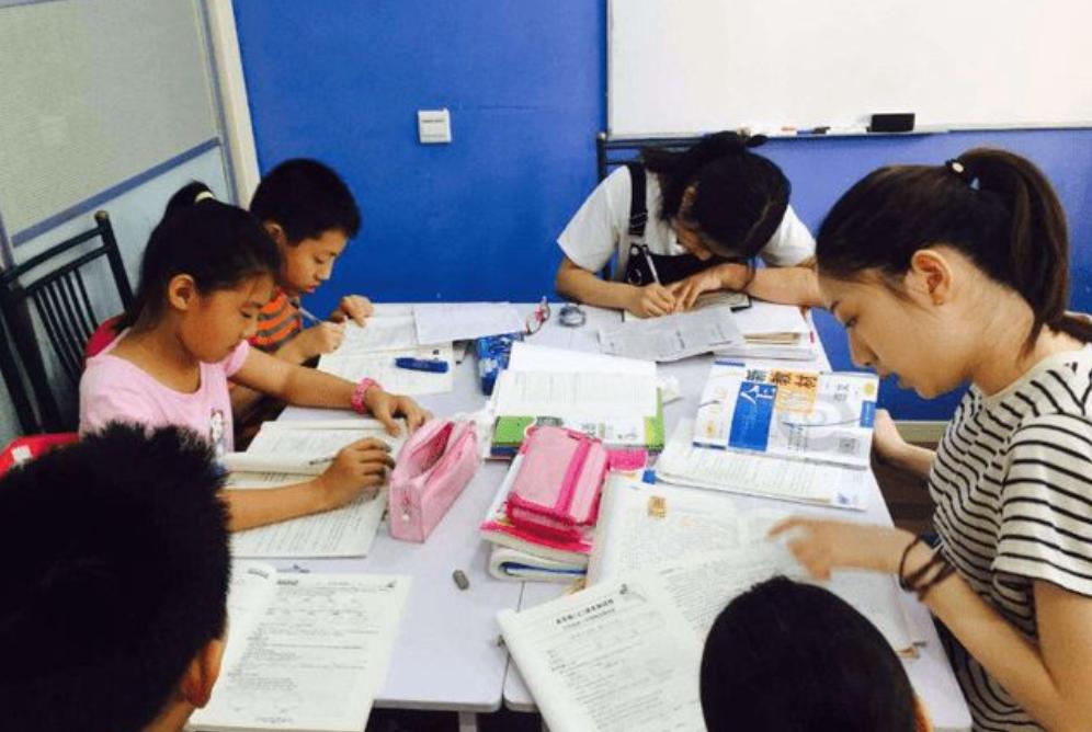 家长不想支付补课费，并向教育局举报，学生开学后悔之晚矣