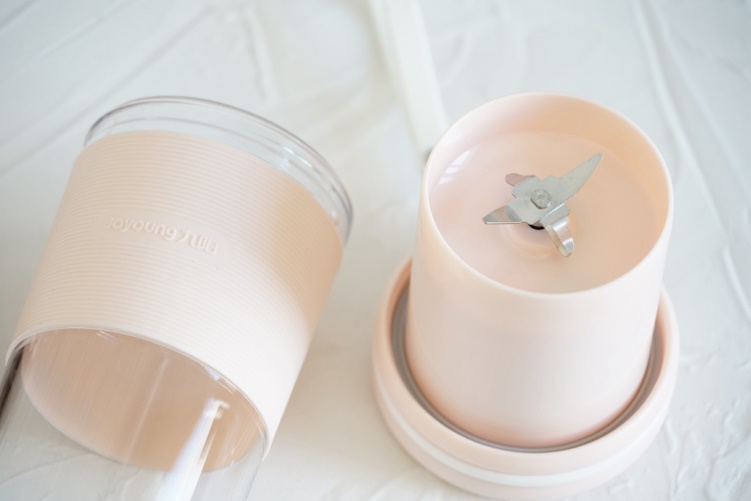 能随身携带的鲜榨果汁机，仅售百元，40秒完成一杯鲜榨果汁