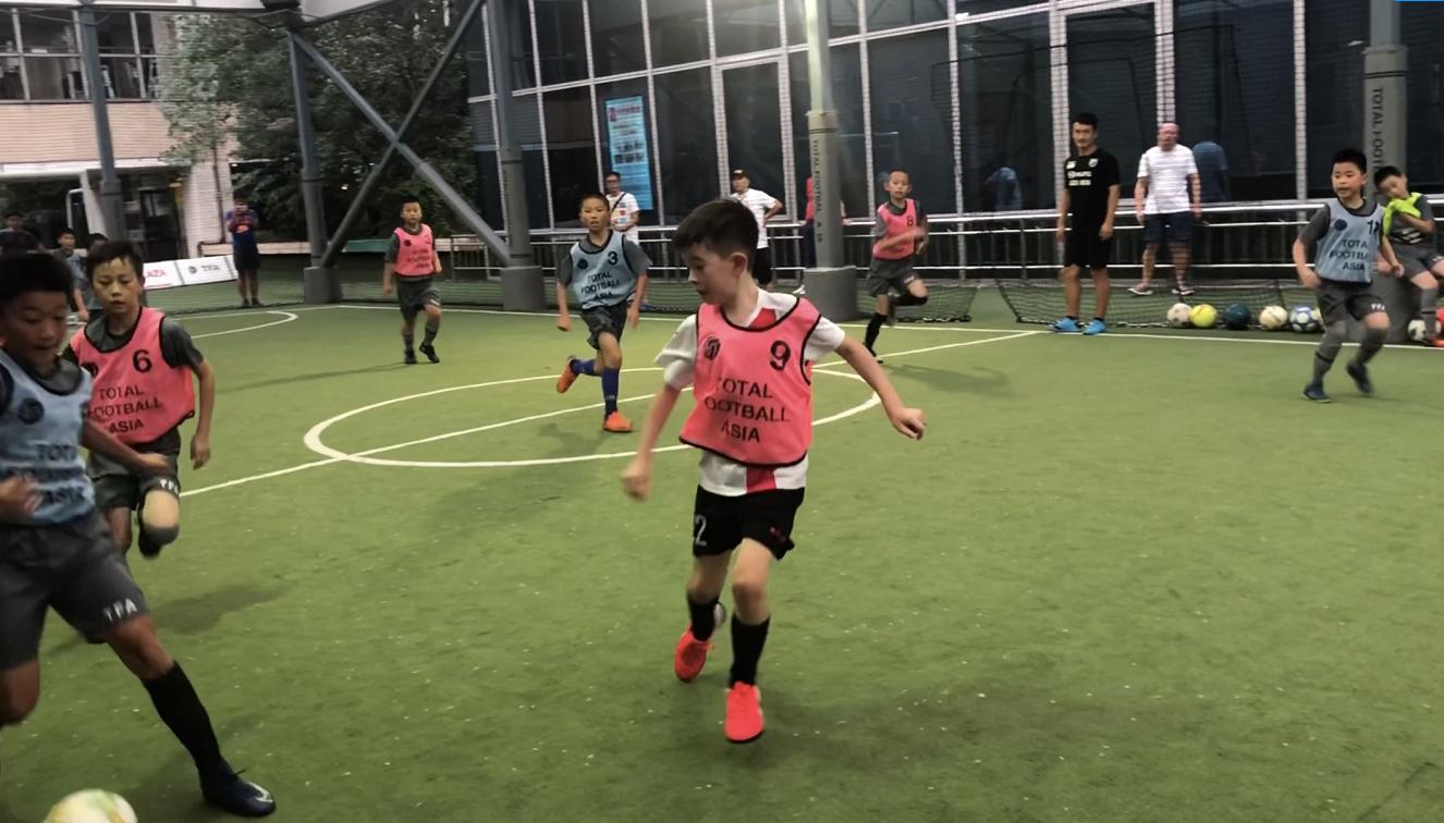 日本教练教孩子传球,日本教练执教中国u15