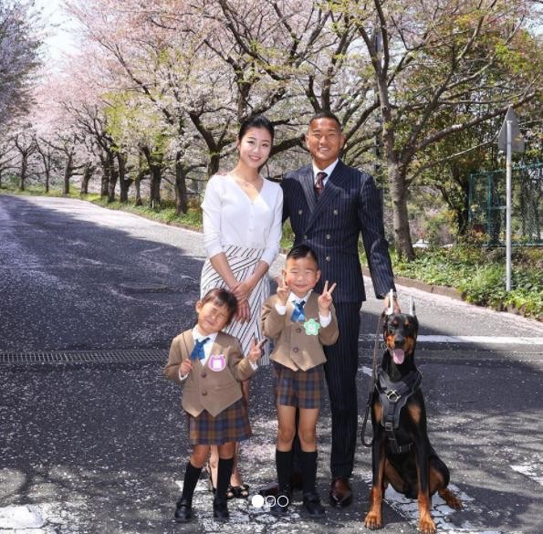 他在世界杯上一哭成名，迎*韩国娶**空姐有福分，儿女长相是亲生无疑