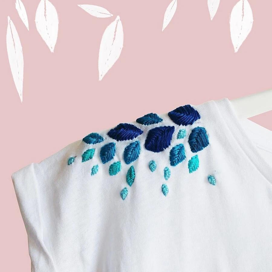 自己绣在衣服上的简单刺绣,手工刺绣t恤字母配色图片