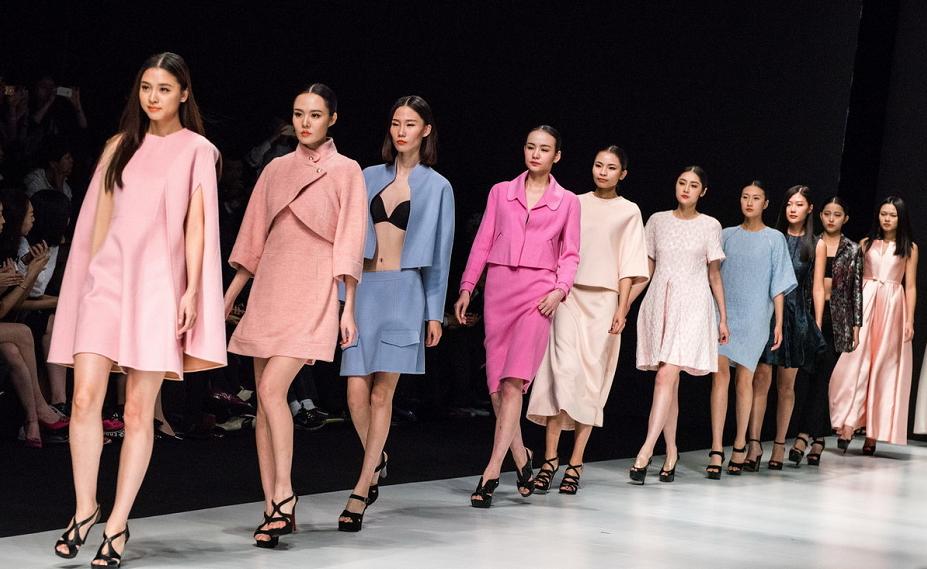 大牌潮服服装批发进货渠道大揭秘,中国高档服装批发基地