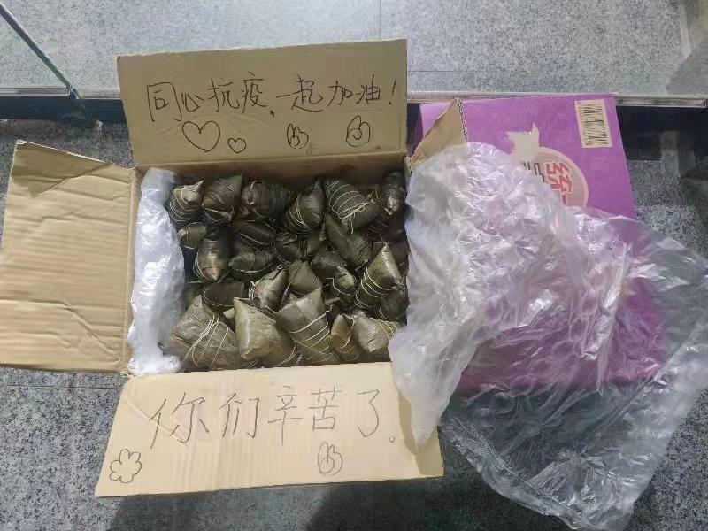 抗疫战场党旗飘扬,抗疫党旗在风雪中飘扬