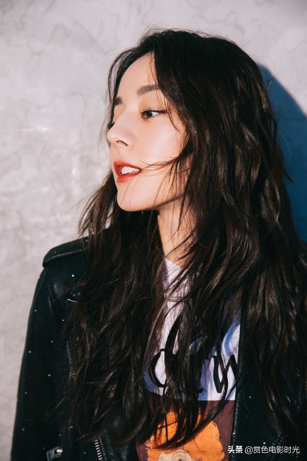 迪丽热巴穿短裤机场路透,迪丽热巴穿黑衣黑裤耍帅