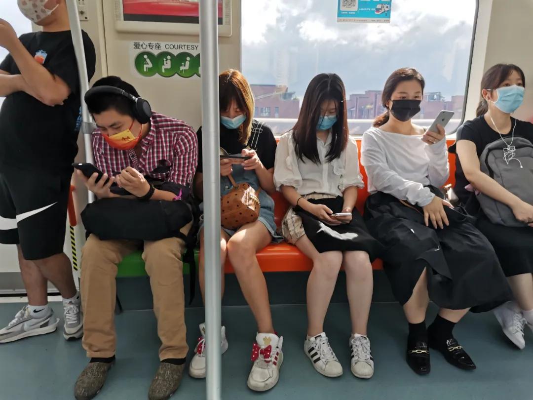 谁在美兰湖站挂上了口罩