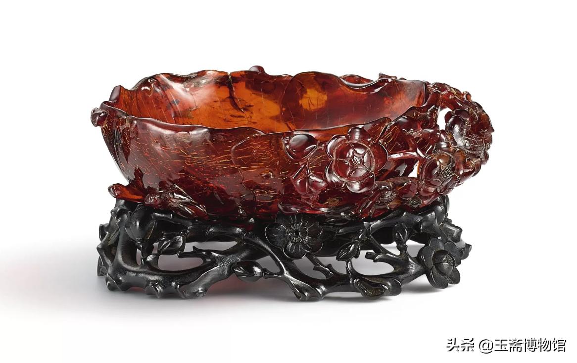 清乾隆时期琥珀蜜蜡雕刻摆件 (乾隆时期的琥珀鼻烟壶价值多少钱)