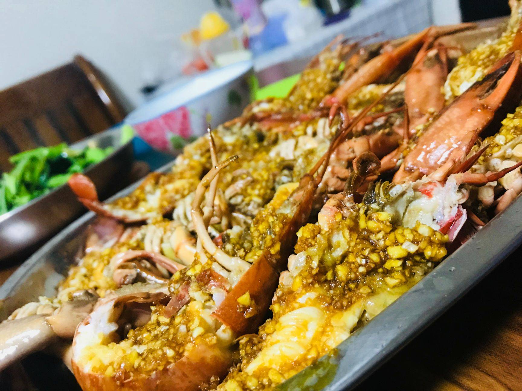 *疆新**男子沙漠5亩池塘养澳洲淡水虾，个头比手掌大，亩利润达万元