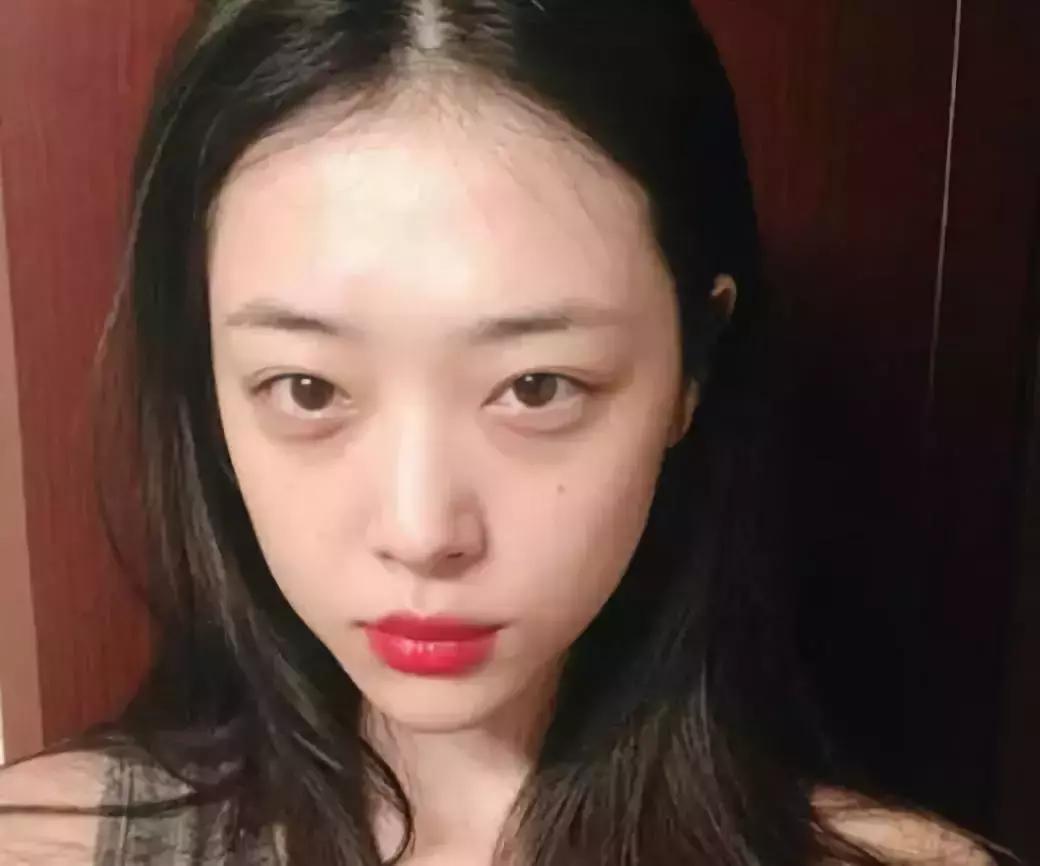 她骂脏话、拍性感床照、仙女人设崩塌，但人们依然爱她