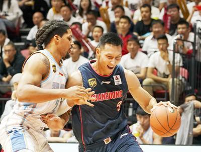 易建联三打三深圳站,易建联进攻和防守大战