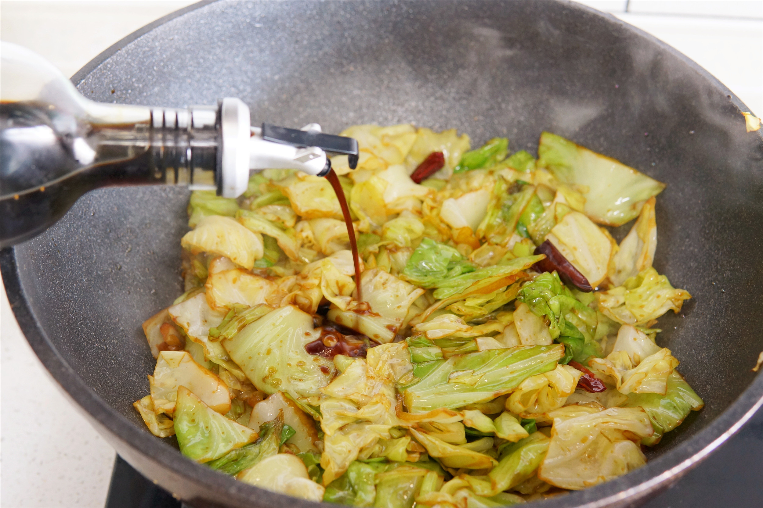 为什么饭店做的包菜这么干,饭店炒包菜感觉很生