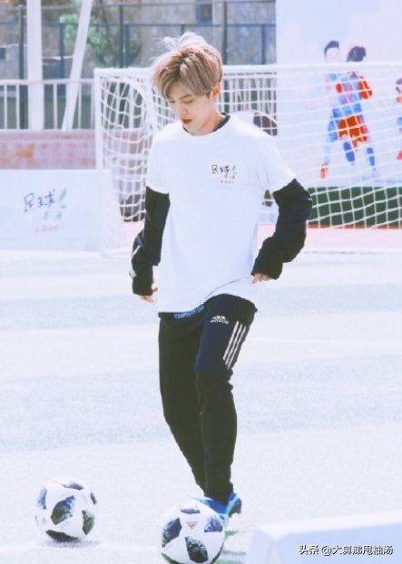 鹿晗偶遇少年踢足球忍不住加入,网友偶遇鹿晗踢球