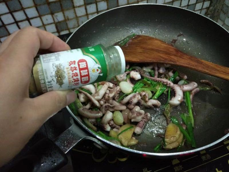爆炒鱿鱼味道香独家秘制小配方,爆炒鱿鱼的正宗做法四川味道