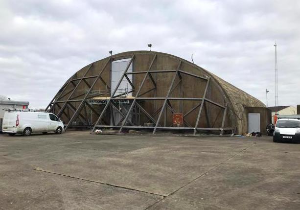 病毒肆虐，英国做最坏打算，将前皇家空军基地被改造成新冠停尸房