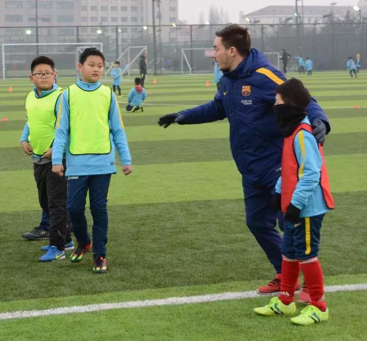 外国教练来中国教小孩踢球,长着外国脸