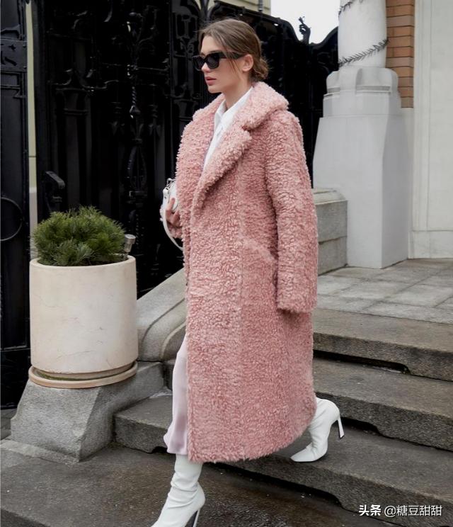 穿睡袍大衣配长筒靴气场全开,白色靴子大衣有腰带穿搭高级感