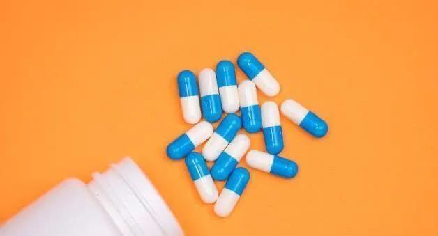 牙龈流脓吃阿莫西林还是头孢类,牙龈肿痛化脓吃阿莫西林吃几粒