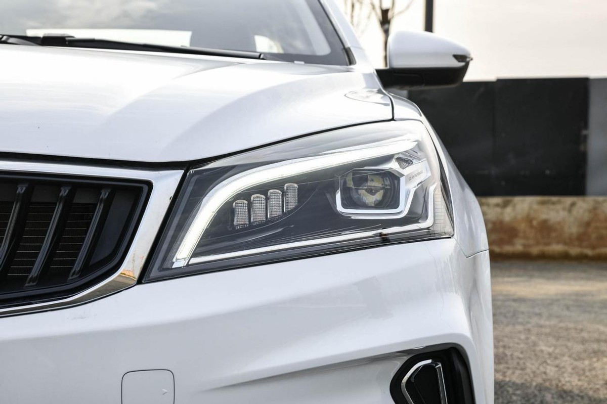 高颜值之选三款平民性能轿车推荐,这两款中级轿车10万的价格你选谁