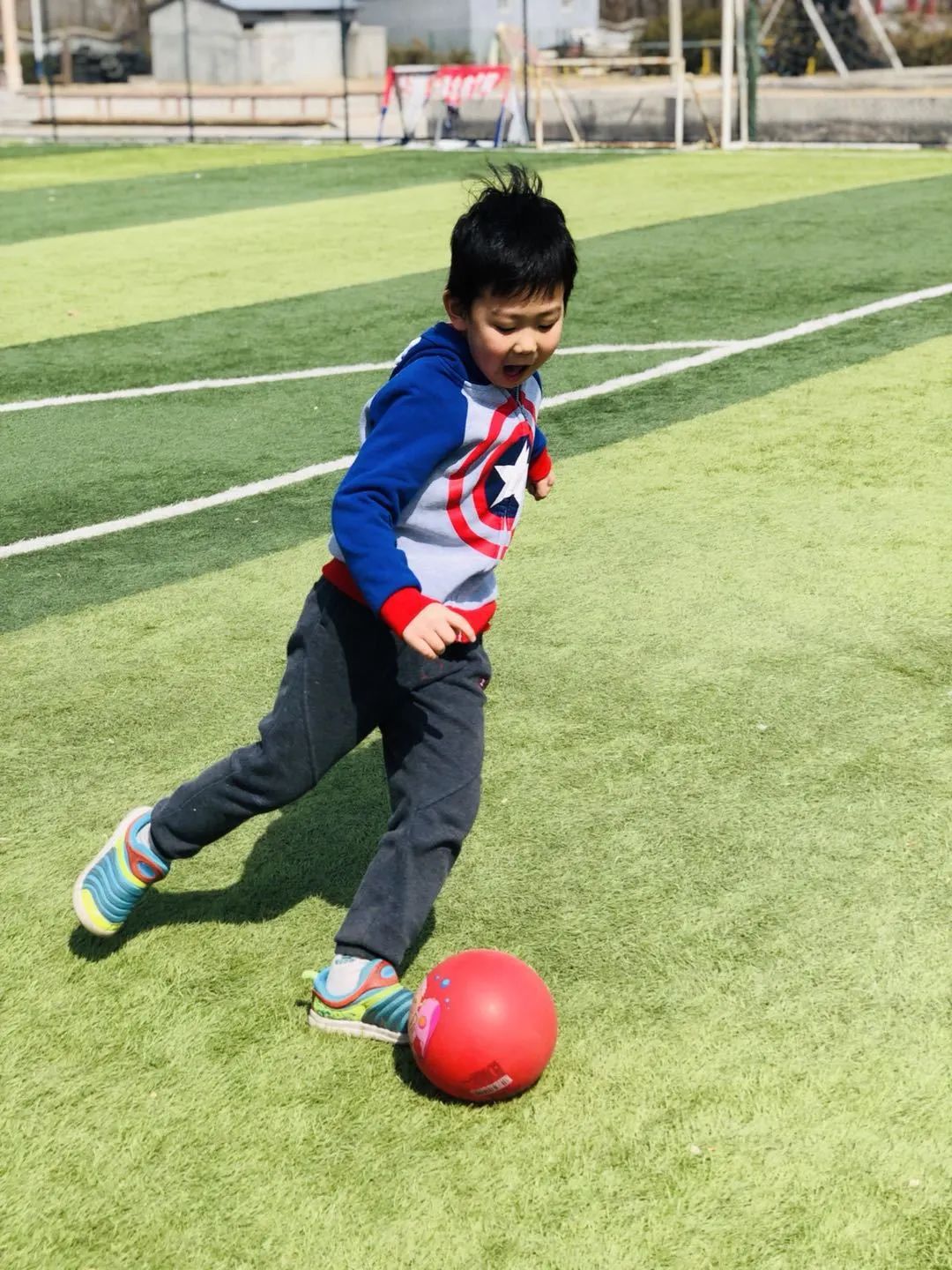 胡同里踢足球视频完整版,胡同看足球